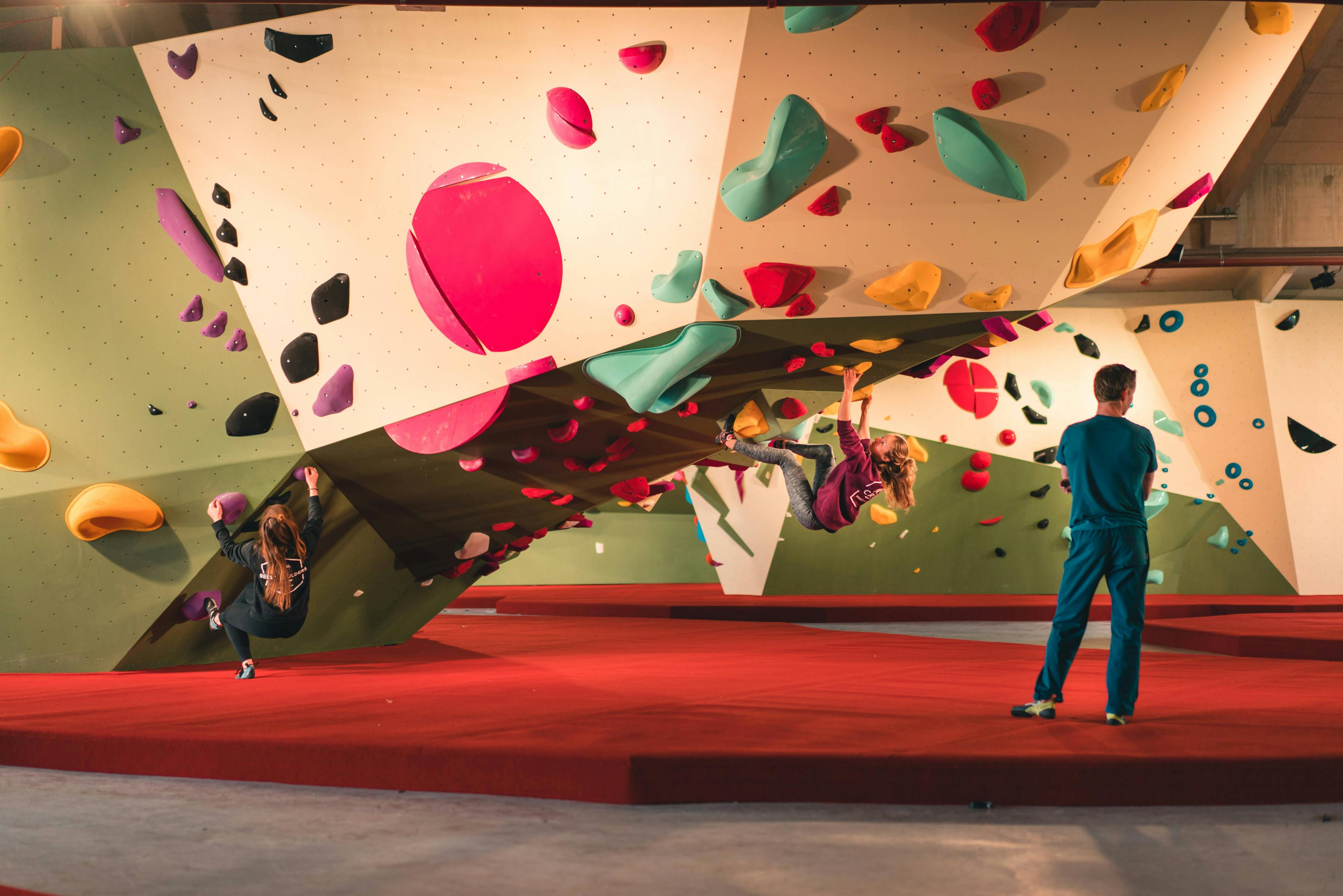 24 Hours West: Black Light Climbing Party at Beest Boulders Amsterdam