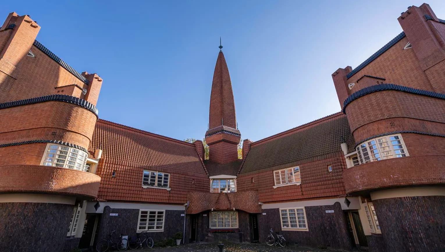 Museum Het Schip under a clear blue sky, located at Oostzaanstraat, Spaarndammerbuurt.