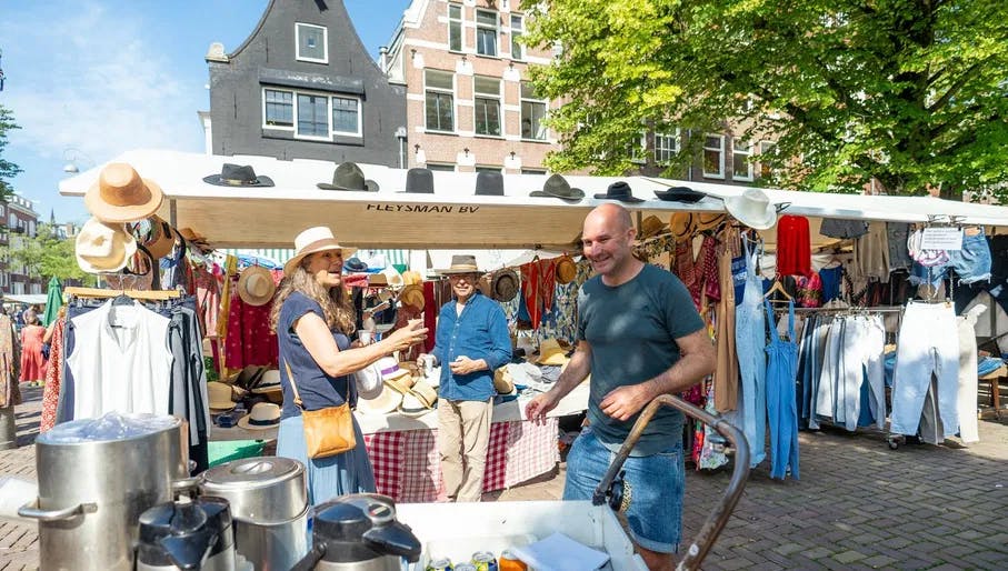 People shopping at the Noordermarkt