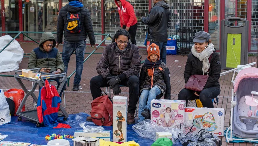 A family on the flea market at Reigersbos on King's Day 2023.