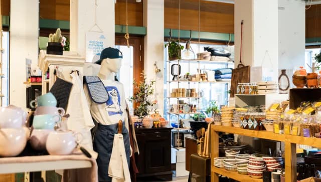 Display of souvenirs, homeware and design products in Het Faire Oosten store at the Oostpoort Shopping Centre
