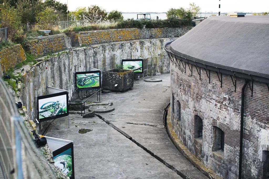 de fortgracht van Pampus met de expositie Forten van Boven