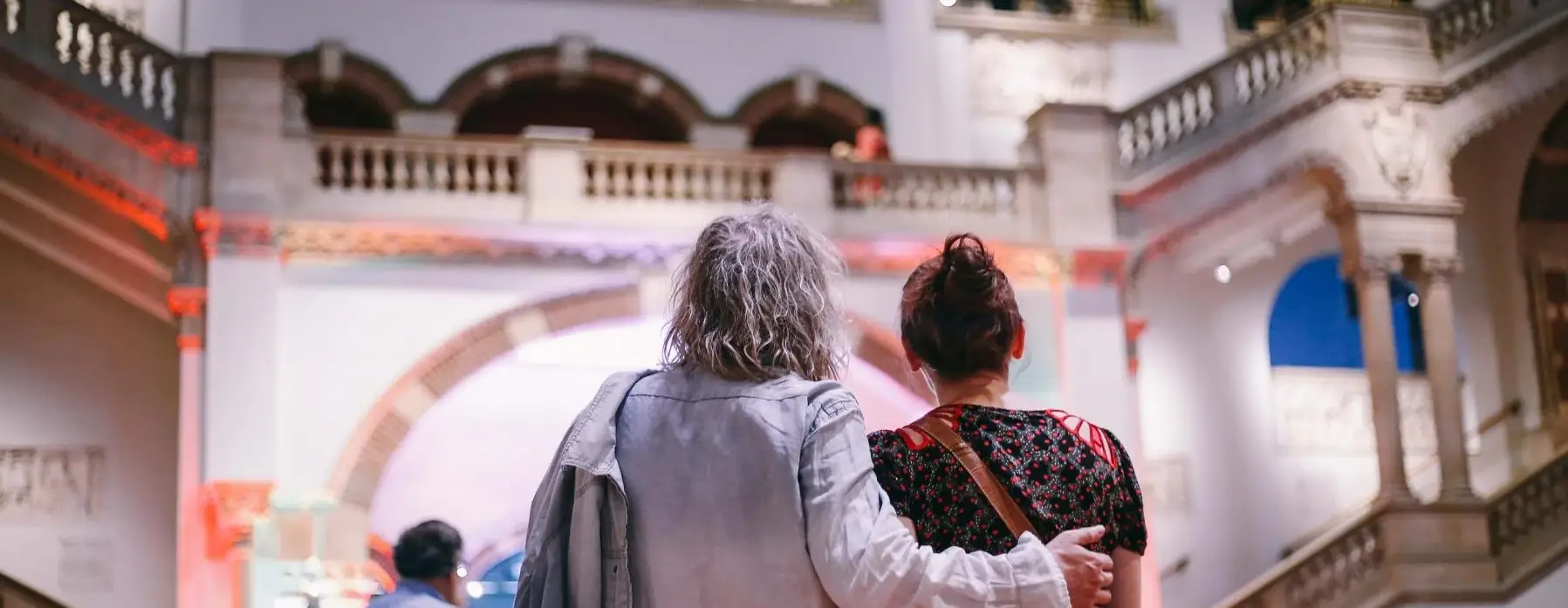 Twee mensen in de lichthal