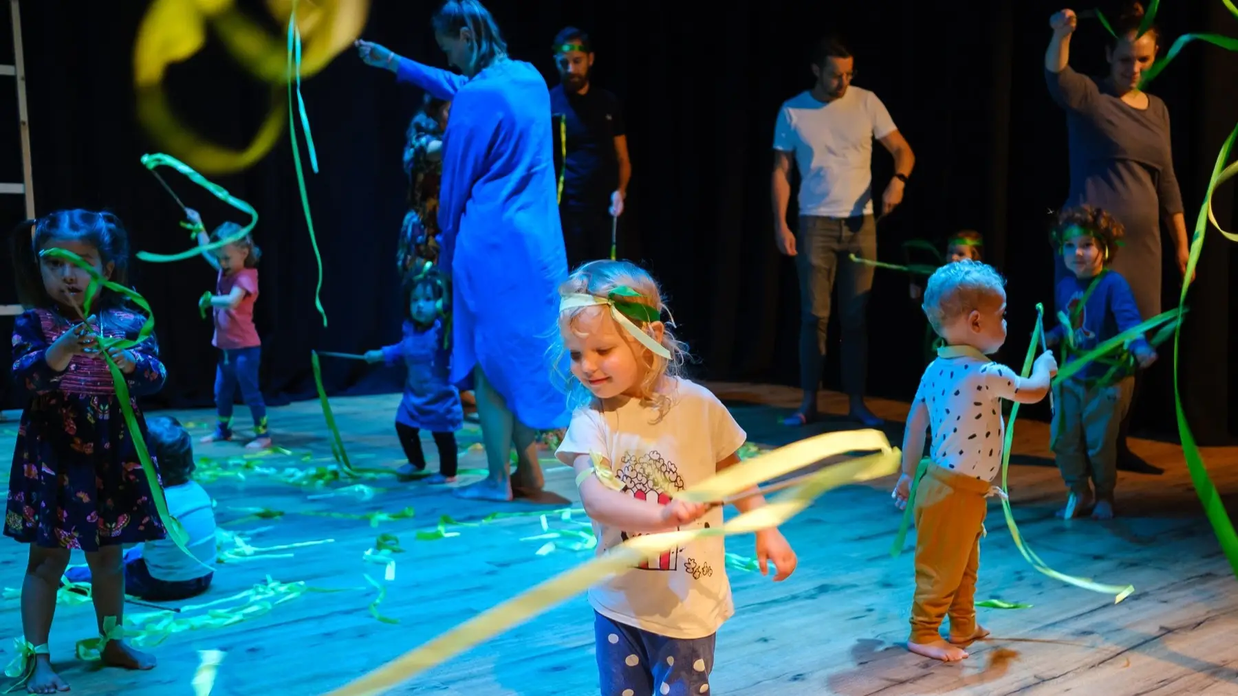 Kinderen spelen in het kindertheater