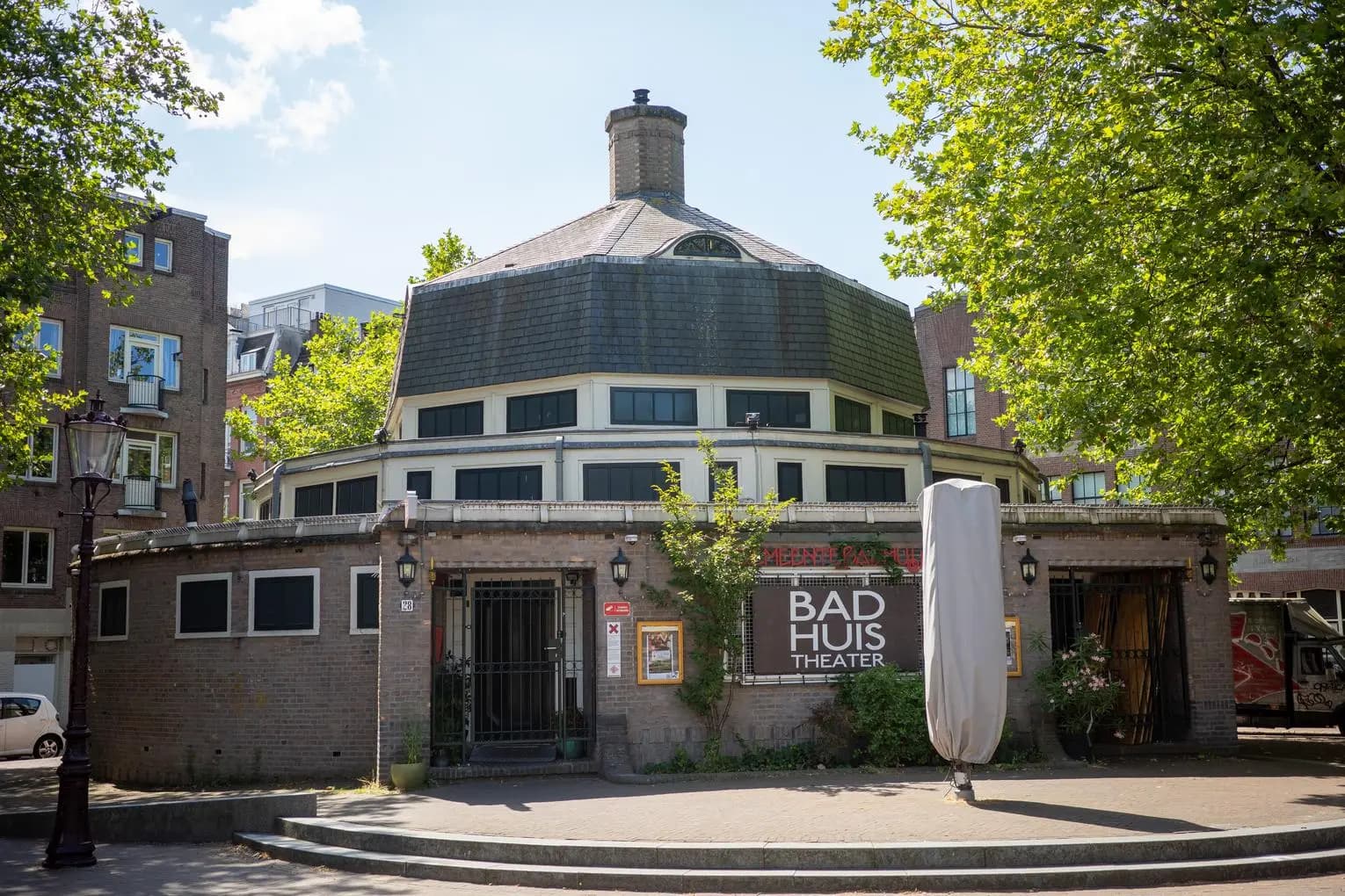 Badhuistheater cultural performances in former bathhouse Amsterdam East