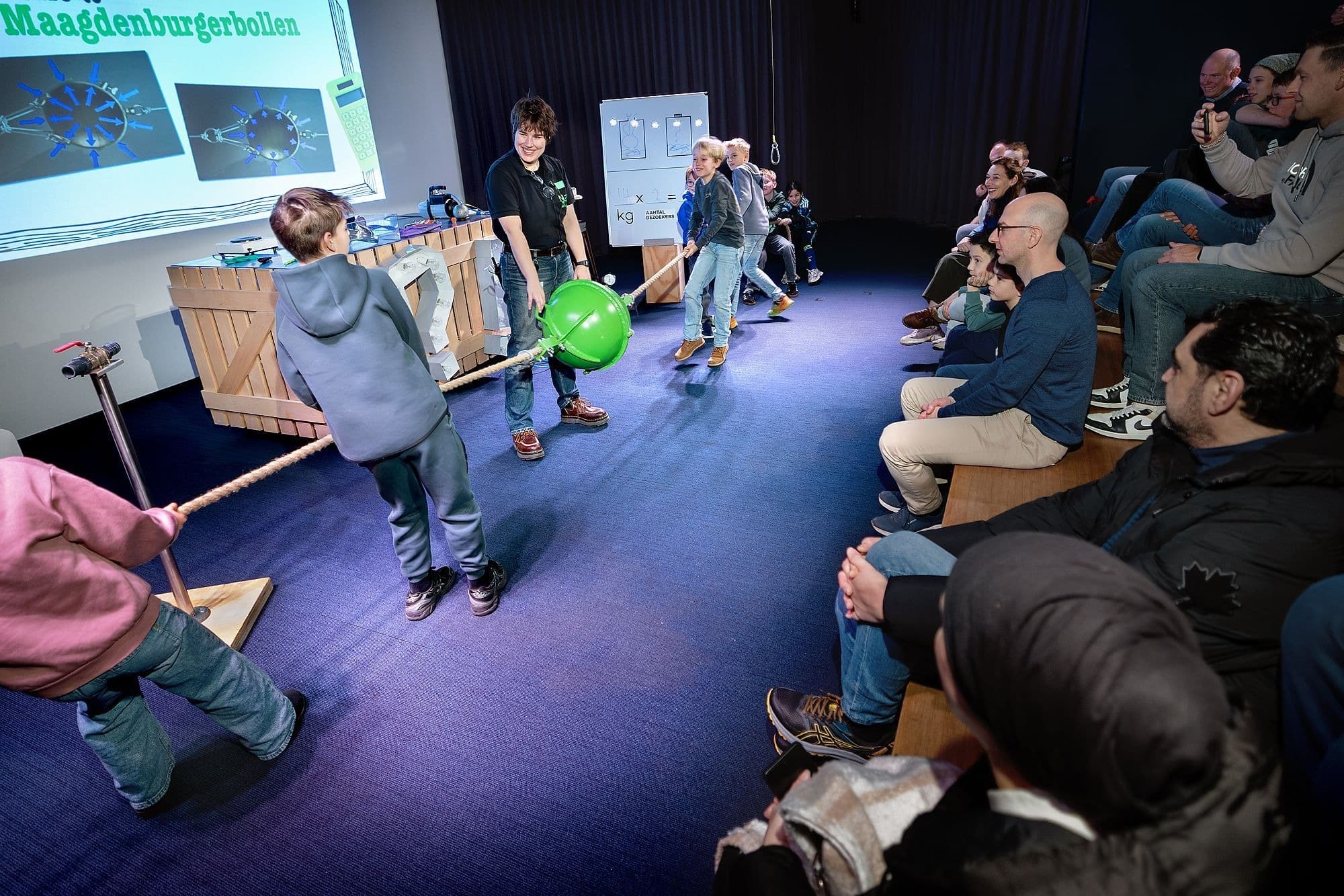 kinderen trekken aan een touw in de demo Zeker Weten in NEMO