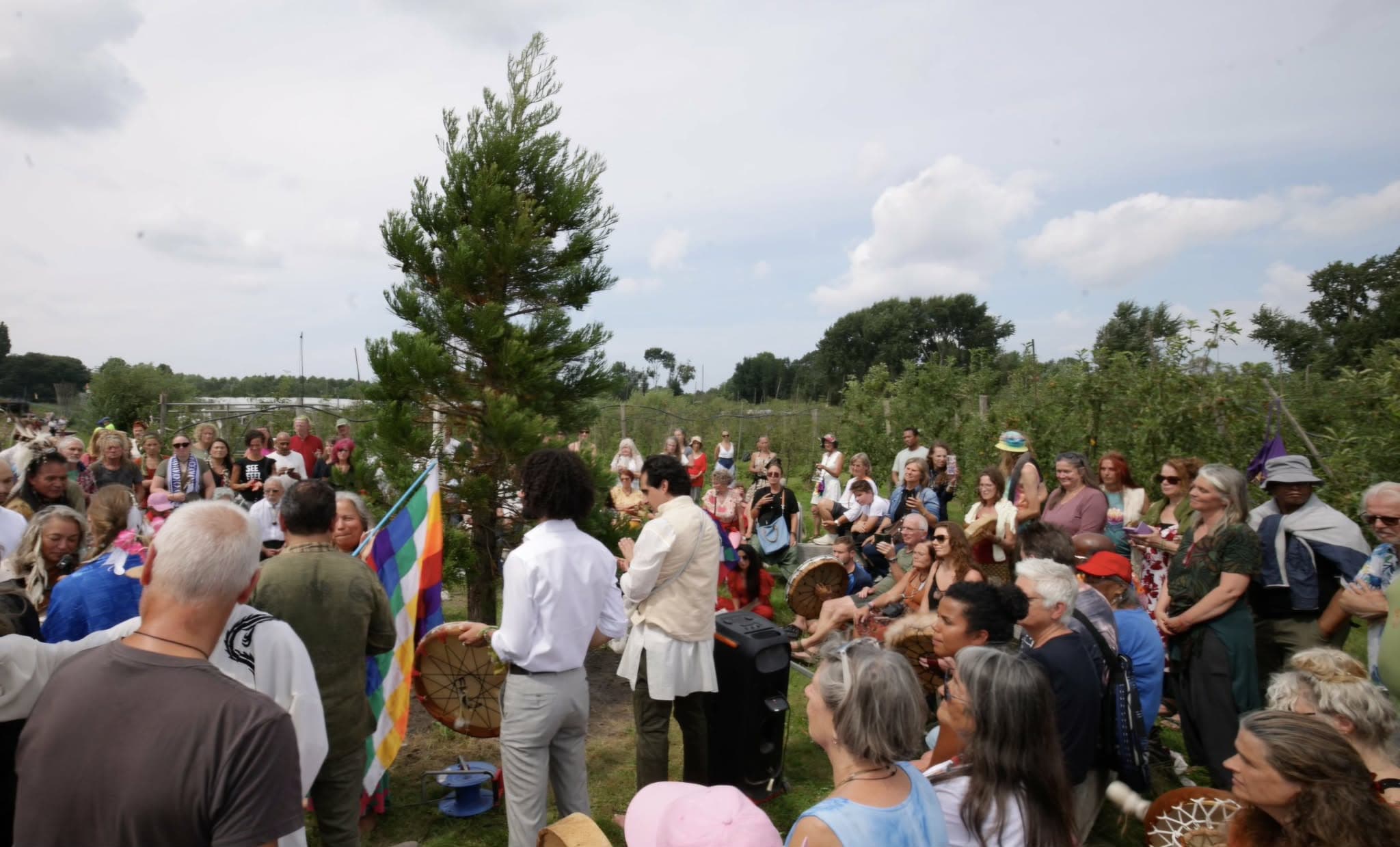 De feestelijke opening van de viering rond het planten van de Peace Tree