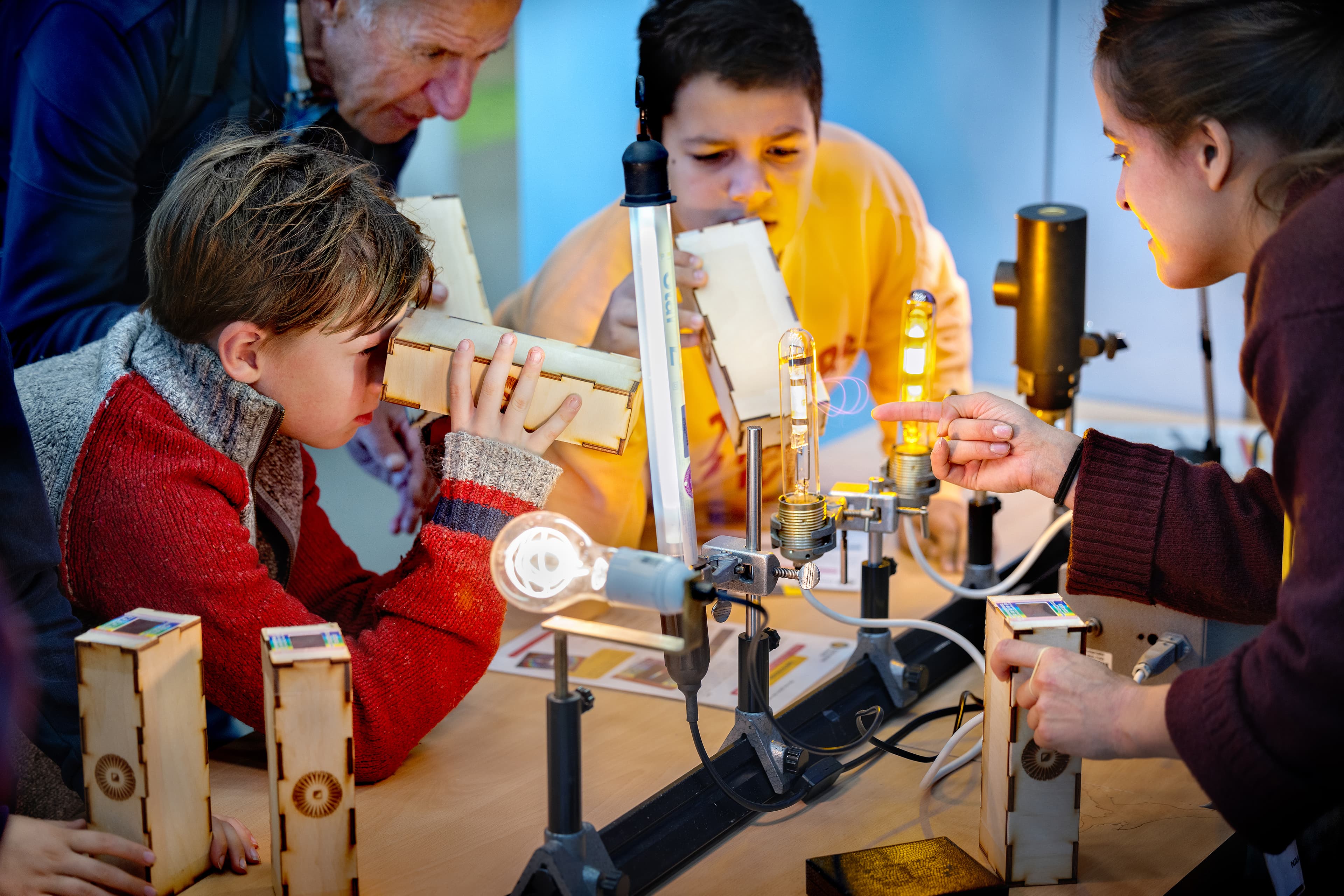 Twee kinderen kijken in instrumenten.