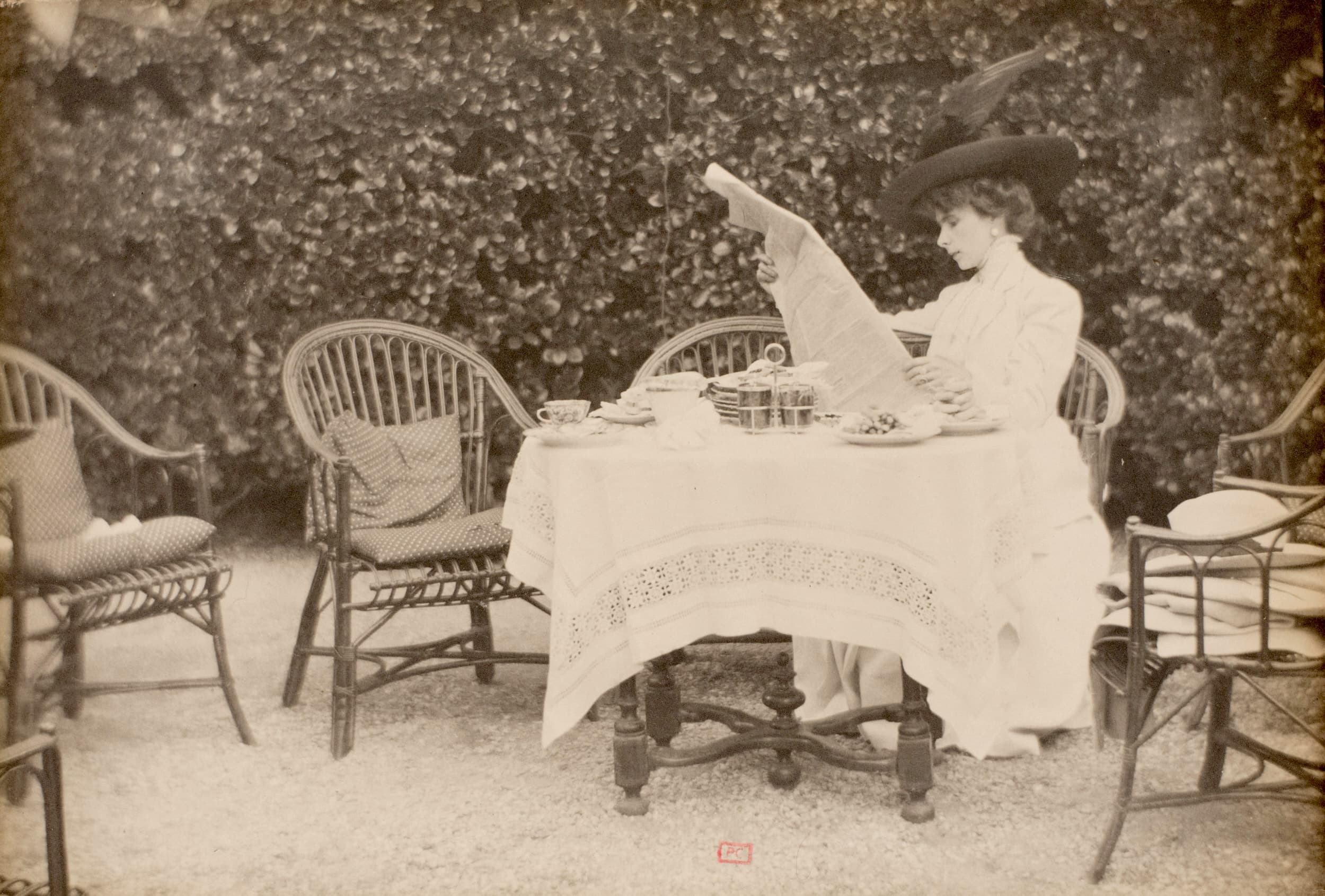 Olga de Meyer reading the paper in the garden of the Palazzo Balbi-Valier,ca.1905,courtesy oftheBibliothèquemunicipalede Tours