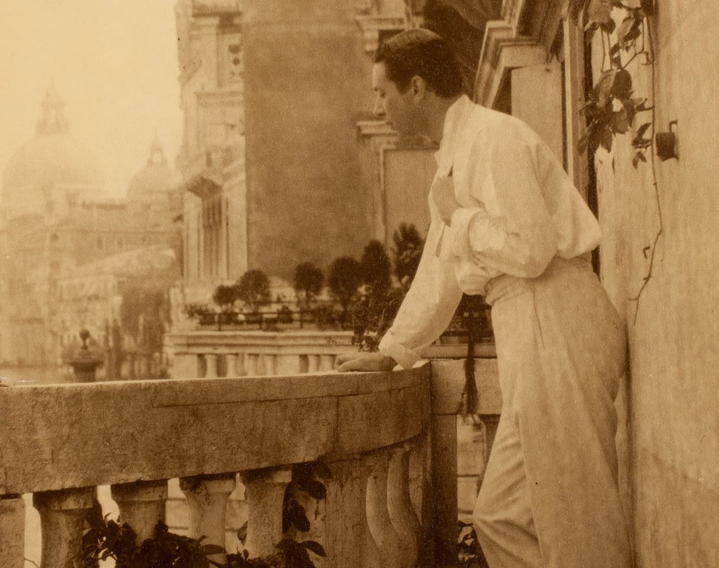 Adolphe de Meyer posing on a balcony, Palazzo Balbi-Valier, 1905 courtesy of the Bibliothèque municipale de Tours