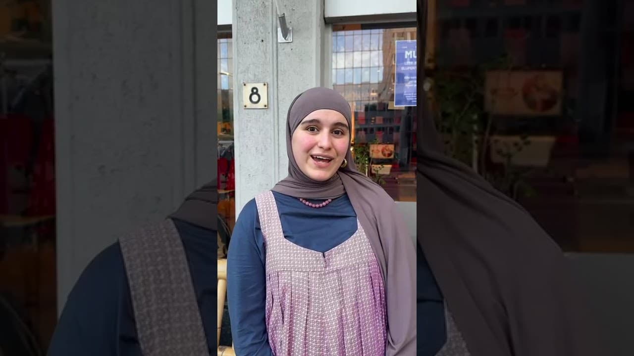 Goed nieuws! In juli organiseren we voorleesochtenden bij Muna voor kinderen van 4 t/m 8 jaar. 📚✨Zohra neemt de kinderen helemaal mee in verschillende mooie, grappige en fantasierijke verhalen. - Video thumbnail