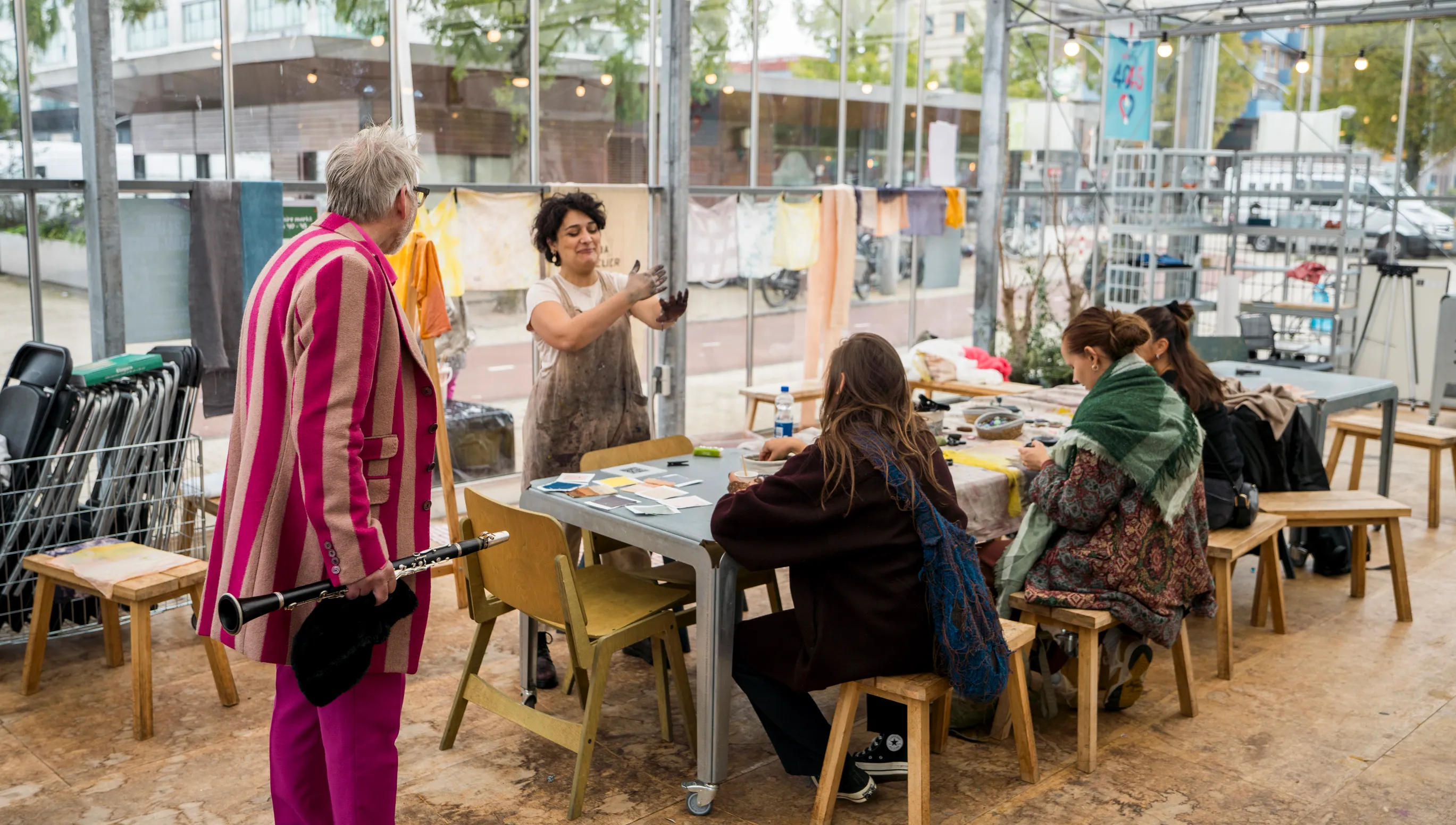 A person giving an art workshop at the festival centre , plein 40-45