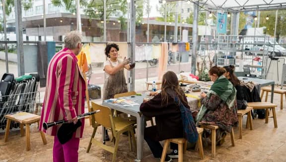 A person giving an art workshop at the festival centre , plein 40-45