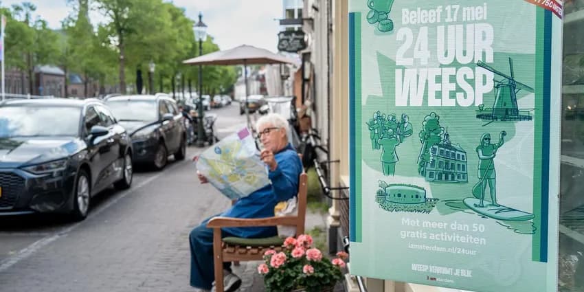 24 uur Weesp Branding, woman on a bench checks the flyer.