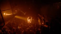 Levenslang nightclub people dancing