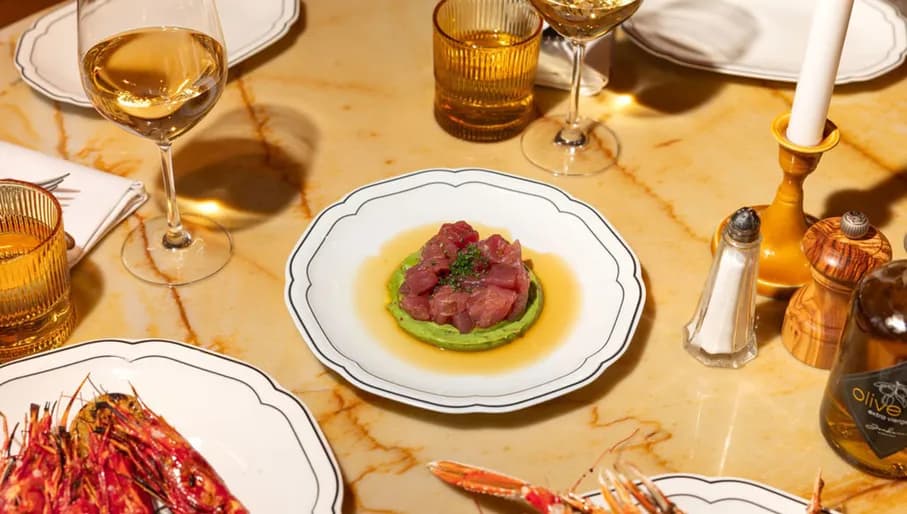 Table setting with wine and dishes at restaurant Jondani on Beethovenstraat