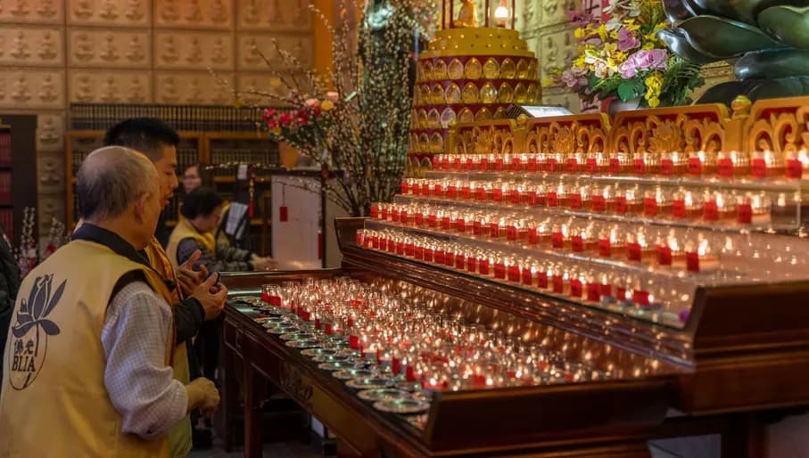 Lunar New Year festivities at the He Hua Tempel on Zeedijk.