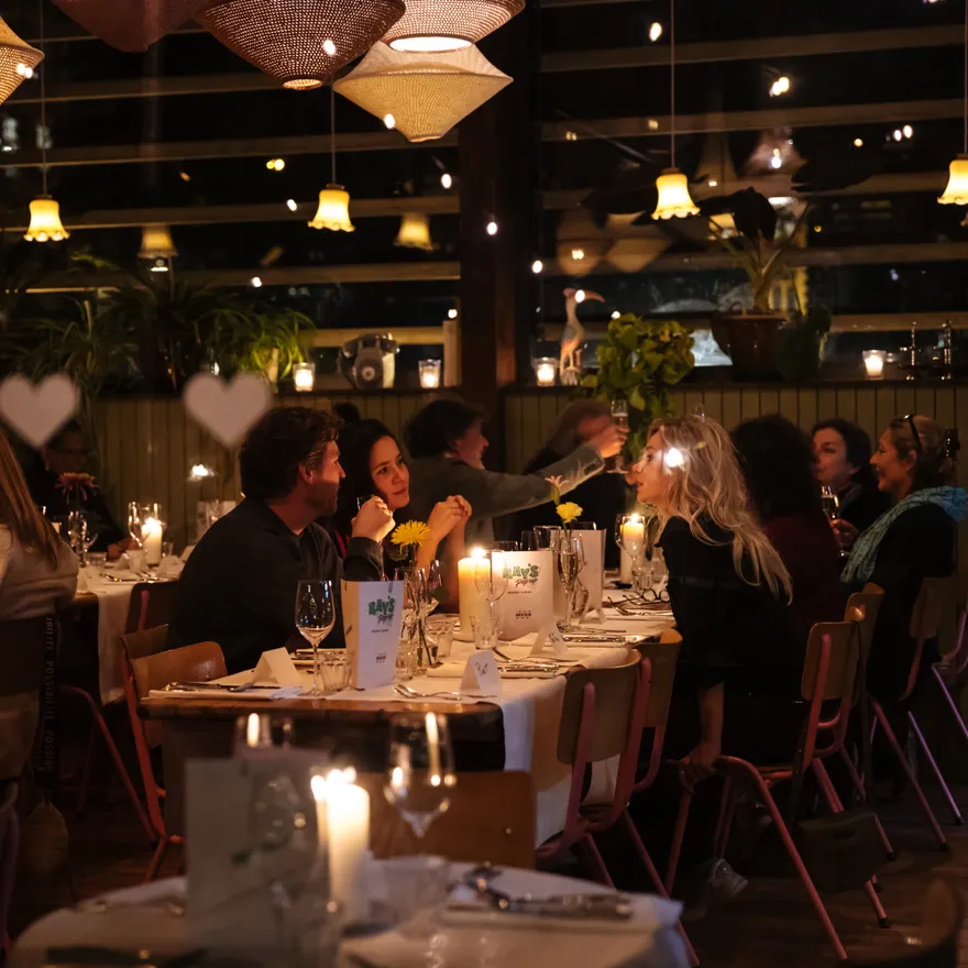 People dining in Vondeltuin.