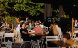 People having drinks in Vondeltuin.