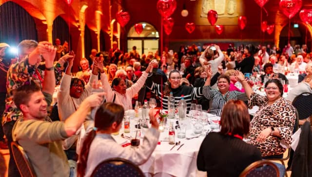 Op maandag 13 januari vond in de iconische Beurs van Berlage een bijzonder jubileumevenement plaats: het 20-jarig bestaan van Resto VanHarte. Dit jubileum werd gevierd met een inspirerend congres en een feestelijk diner, waarbij honderden Amsterdammers samenkwamen in het teken van verbinding en saamhorigheid.

Resto VanHarte, een stichting die zich inzet tegen eenzaamheid door het organiseren van laagdrempelige diners voor kwetsbare doelgroepen, vormde met dit evenement een prachtig voorbeeld van de maatschappelijke evenementen die de Beurs van Berlage faciliteert. Deze activiteiten benadrukken de rol van de Beurs als een plek waar verbinding en inspiratie centraal staan.

Een cadeau aan de stad Amsterdam
In 2025 viert Amsterdam haar 750-jarig bestaan. Als Palazzo Pubblico – het Volkspaleis van de stad – voelt de Beurs van Berlage zich verbonden met de gemeenschap van Amsterdam. Het evenement van Resto VanHarte is het eerste in een reeks initiatieven in 2025 waarmee de Beurs haar deuren openzet voor Amsterdammers en bijdraagt aan verbinding in de stad.

"Dit evenement is een cadeau aan de stad Amsterdam," aldus Marcel Schonenberg, algemeen directeur van de Beurs van Berlage. "Met evenementen zoals deze brengen we mensen samen en vieren we wat ons bindt: de stad, de diversiteit en de verhalen die ons rijk maken. Dat is waar ons Volkspaleis voor staat. Het tegengaan van eenzaamheid is daarbij een belangrijke pijler."

Maatschappelijke impact als kern van de Beurs
De maatschappelijke en culturele activiteiten in de Beurs van Berlage worden mede mogelijk gemaakt door Stichting Palazzo Pubblico Amsterdam. De stichting ondersteunt en faciliteert initiatieven die bijdragen aan verbinding, inspiratie en toegankelijkheid voor een breed publiek. Het evenement van Resto VanHarte onderstreept de missie van de Beurs om niet alleen een locatie te zijn, maar een plek die daadwerkelijk impact heeft op de samenleving.

Vrijwillige inzet voor een onvergetelijke avond
Het jubileumdiner van Resto VanHarte was niet alleen financieel 