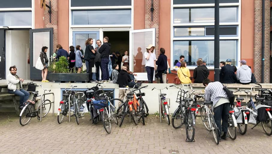 P/////AKT, Pakhuis Wilhelmina
people standing outside