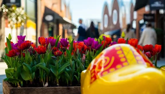 Tulips, a clog and shoppers at Amsterdam The Style Outlets