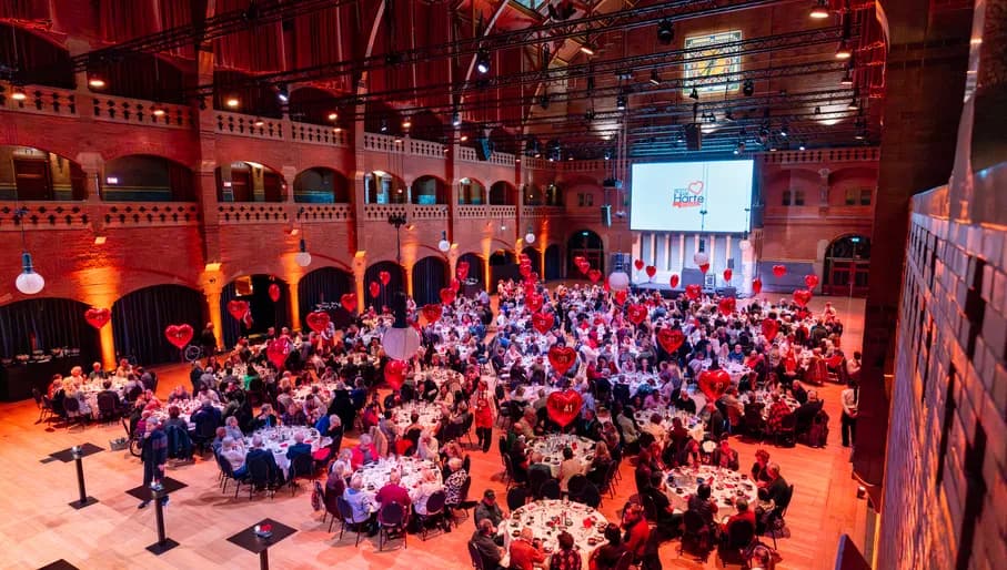 Op maandag 13 januari vond in de iconische Beurs van Berlage een bijzonder jubileumevenement plaats: het 20-jarig bestaan van Resto VanHarte. Dit jubileum werd gevierd met een inspirerend congres en een feestelijk diner, waarbij honderden Amsterdammers samenkwamen in het teken van verbinding en saamhorigheid.

Resto VanHarte, een stichting die zich inzet tegen eenzaamheid door het organiseren van laagdrempelige diners voor kwetsbare doelgroepen, vormde met dit evenement een prachtig voorbeeld van de maatschappelijke evenementen die de Beurs van Berlage faciliteert. Deze activiteiten benadrukken de rol van de Beurs als een plek waar verbinding en inspiratie centraal staan.

Een cadeau aan de stad Amsterdam
In 2025 viert Amsterdam haar 750-jarig bestaan. Als Palazzo Pubblico – het Volkspaleis van de stad – voelt de Beurs van Berlage zich verbonden met de gemeenschap van Amsterdam. Het evenement van Resto VanHarte is het eerste in een reeks initiatieven in 2025 waarmee de Beurs haar deuren openzet voor Amsterdammers en bijdraagt aan verbinding in de stad.

"Dit evenement is een cadeau aan de stad Amsterdam," aldus Marcel Schonenberg, algemeen directeur van de Beurs van Berlage. "Met evenementen zoals deze brengen we mensen samen en vieren we wat ons bindt: de stad, de diversiteit en de verhalen die ons rijk maken. Dat is waar ons Volkspaleis voor staat. Het tegengaan van eenzaamheid is daarbij een belangrijke pijler."

Maatschappelijke impact als kern van de Beurs
De maatschappelijke en culturele activiteiten in de Beurs van Berlage worden mede mogelijk gemaakt door Stichting Palazzo Pubblico Amsterdam. De stichting ondersteunt en faciliteert initiatieven die bijdragen aan verbinding, inspiratie en toegankelijkheid voor een breed publiek. Het evenement van Resto VanHarte onderstreept de missie van de Beurs om niet alleen een locatie te zijn, maar een plek die daadwerkelijk impact heeft op de samenleving.

Vrijwillige inzet voor een onvergetelijke avond
Het jubileumdiner van Resto VanHarte was niet alleen financieel 