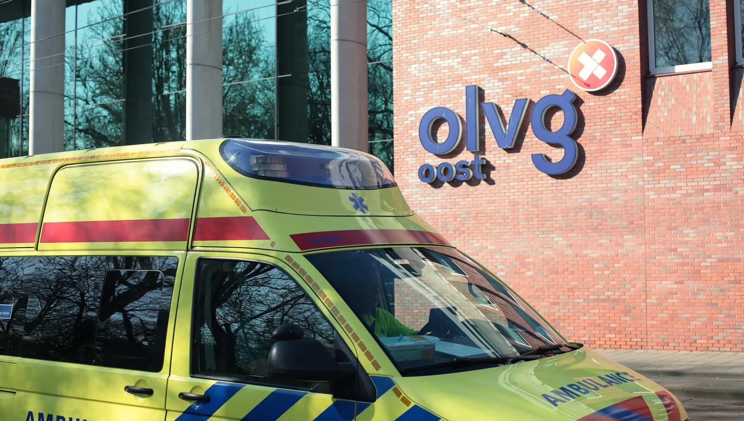 OLVG Oost hospital exterior with ambulance.