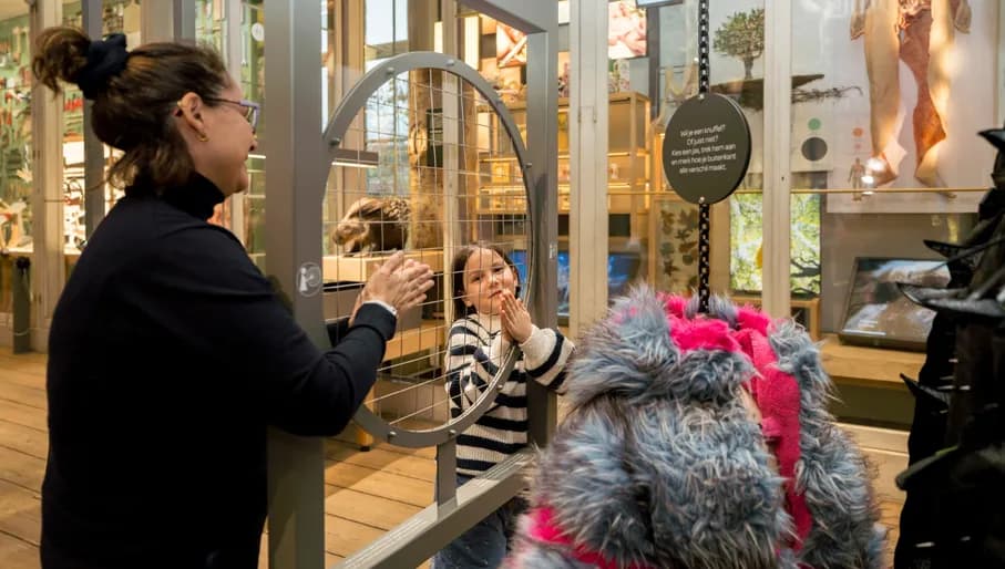 Mom and kid visiting the exhibition at Artis Groote Museum
