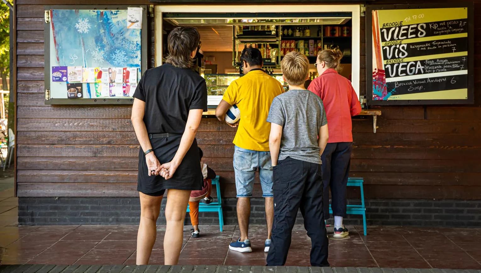 Terrasmus cafe child waiting in line