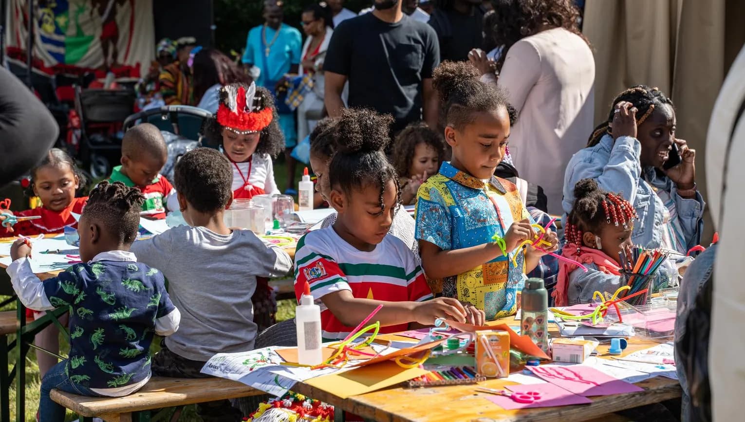 Kids crafting during Keti Koti Festival 2022 in the Oosterpark.