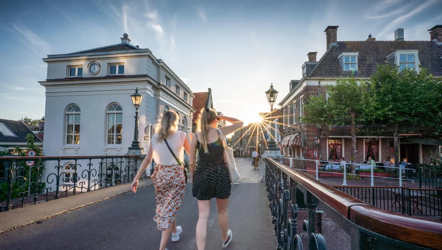 Women walking at the Muiden center