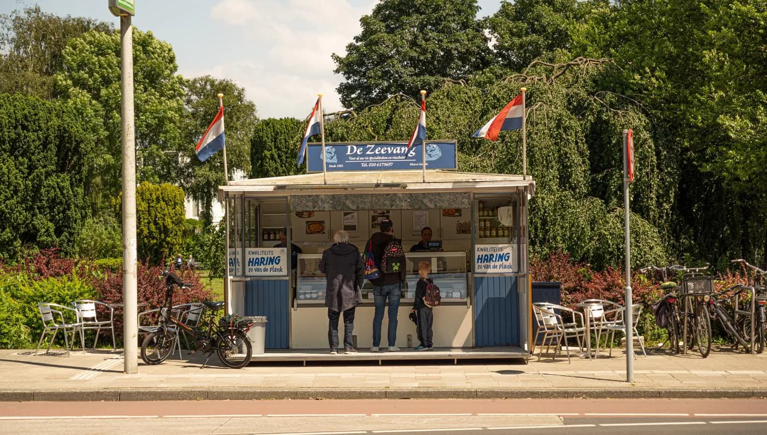 Family lining up to order some delicious herring from the Zeevang haringhandel on Haarlemmermeerstraat.