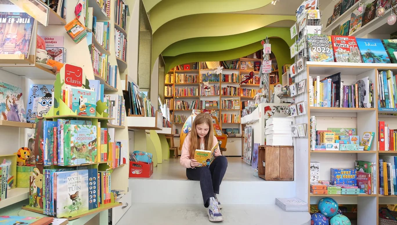 Kinderboekenwinkel Casperle kid reading in the store