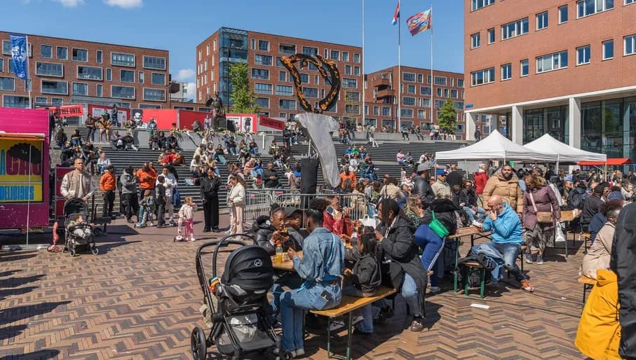 People visit ZO is Vrij Bevrijdingsfestival (Liberation Day festival) on Anton de Komplein.