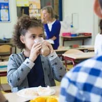 Kind op school tijdens lunchpauze