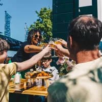 Theehuis Cruquius people toast