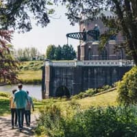 A family walks towards Haarlemmermeermuseum De Cruquius.