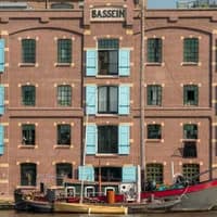 Pakhuis Koningsbergen in Wormer is a national monument that has served as the barley peeling plant of the Gebroeders Laan since 1897.