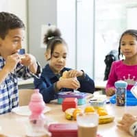 Kinderen tijdens de lunch