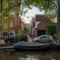 Parked cars, boats, and canal houses - Tweede Looiersdwarsstraat