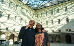 A couple visits Het Scheepvaartmuseum.