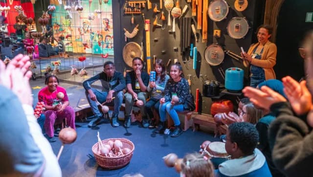 Group of children in a circle during the exhibition Sabi Suriname in the Tropenmuseum during 24H Oost 2019