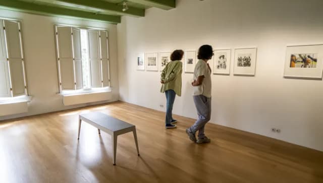 Huis Marseille people looking at art