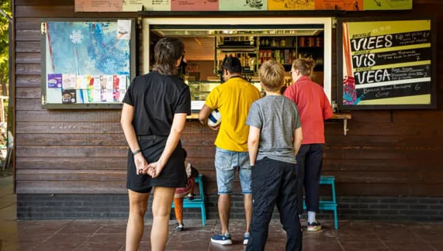 Terrasmus cafe child waiting in line