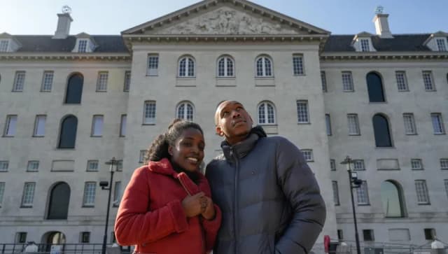 A couple visits Het Scheepvaartmuseum.