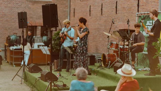 Jazz in de Plantage people enjoying live music in the H'ART Museum garden