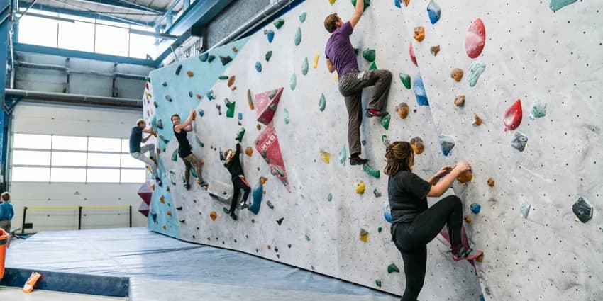 People bouldering during 24 uur Noord.