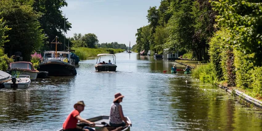 A couple on a boat in the water of the Groene Hart