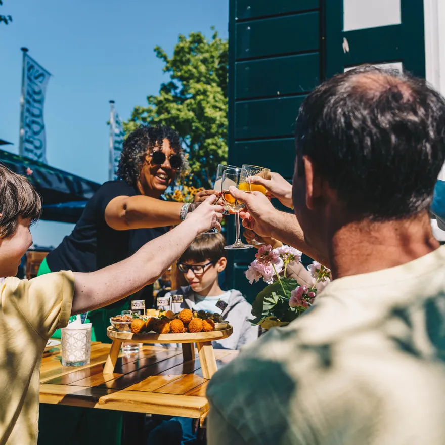 Theehuis Cruquius people toast